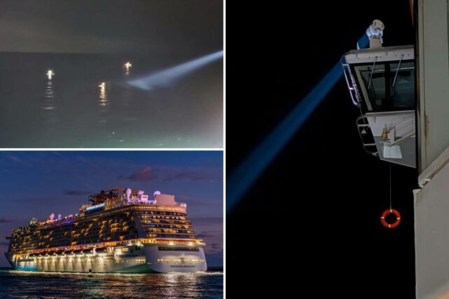 Um navio de cruzeiro à noite com um feixe de holofote brilhando na água escura e uma bóia salva-vidas pendurada na lateral do navio.