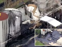 Trabalhador do Texas enterrado vivo em alcatrão de 210 graus após a ruptura de um tanque de 50 mil galões em uma catástrofe horrível Uma instalação industrial mostra um tanque de asfalto rompido, vazando asfalto preto no chão, e dois tanques intactos com asfalto escuro escorrendo pelas laterais.