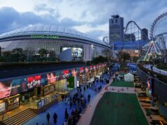 Trabalhador do parque temático de Tóquio morre após ficar preso dentro do mecanismo do passeio durante manutenção de rotina Trabalhador do parque temático de Tóquio morre após ficar preso dentro do mecanismo do passeio durante manutenção de rotina