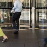 Cenas de rua genéricas em Sydney CBD. EY, Ernst & Young, empresas de contabilidade, trabalhadores de escritório, emprego, porta giratória.