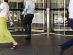 Trabalhadores de ‘colarinho branco’ alertaram sobre testes de drogas aleatórios Cenas de rua genéricas em Sydney CBD. EY, Ernst & Young, empresas de contabilidade, trabalhadores de escritório, emprego, porta giratória.