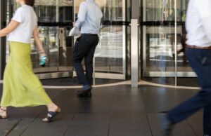 Trabalhadores de ‘colarinho branco’ alertaram sobre testes de drogas aleatórios Cenas de rua genéricas em Sydney CBD. EY, Ernst & Young, empresas de contabilidade, trabalhadores de escritório, emprego, porta giratória.