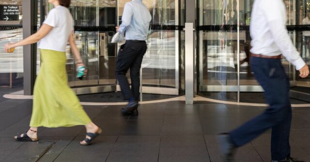 Cenas de rua genéricas em Sydney CBD. EY, Ernst & Young, empresas de contabilidade, trabalhadores de escritório, emprego, porta giratória. 
