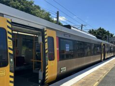 Trabalhadores ferroviários de Queensland farão greve enquanto NRL Magic Round traz milhares de fãs à cidade Um trem da Queensland Rail.