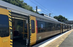 Trabalhadores ferroviários de Queensland farão greve enquanto NRL Magic Round traz milhares de fãs à cidade Um trem da Queensland Rail.