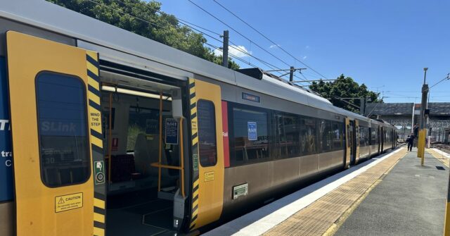 Um trem da Queensland Rail.