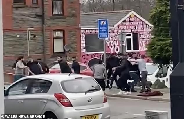 Trabalhadores rivais de barbearias turcas que brandiram tesouras e chaves Treze homens estiveram envolvidos na briga chocante que deixou quatro hospitalizados, incluindo um que foi tratado por facadas