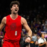 Deni Avdija, que marcou 41 pontos, comemora durante a vitória dos Trail Blazers por 114-110 sobre o Suns em 14 de abril de 2026, em Phoenix.