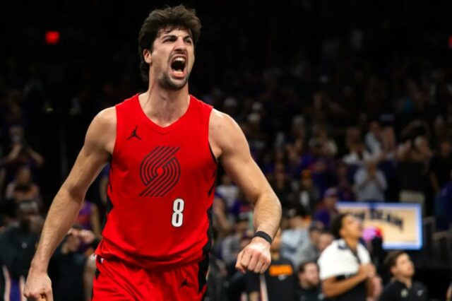 Trail Blazers superam Suns em torneio play-in da NBA Deni Avdija, que marcou 41 pontos, comemora durante a vitória dos Trail Blazers por 114-110 sobre o Suns em 14 de abril de 2026, em Phoenix.