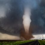 Transmissão ao vivo de aviso de tornado enquanto 142.000 pessoas diziam 'Proteja-se agora!'