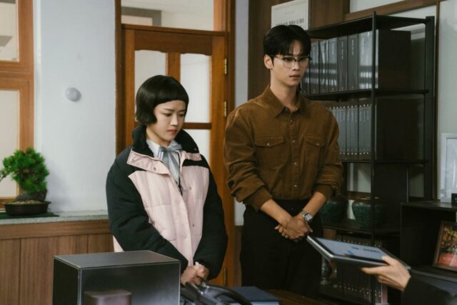 Transmita ou ignore: 'Valor absoluto do amor' no vídeo principal, onde uma estudante do ensino médio maltrata os personagens de seus professores em seu romance
