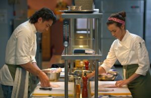 Transmita ou ignore: ‘Made With Love’ no Netflix, onde um sous chef tem que trabalhar com um novo chefe em um restaurante importante de Bali quando sua mãe se afasta Transmita ou ignore: ‘Made With Love’ no Netflix, onde um sous chef tem que trabalhar com um novo chefe em um restaurante importante de Bali quando sua mãe se afasta