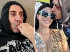 Travis Barker chupa os dedos dos pés de Kourtney Kardashian em atrevida homenagem ao aniversário Travis Barker chupa os dedos dos pés de Kourtney Kardashian em atrevida homenagem ao aniversário