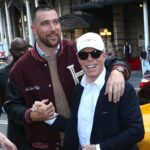 Travis Kelce e Tommy Hilfiger se encontram durante o set de uma sessão de fotos em Nova York.