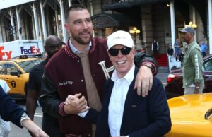 Travis Kelce e Tommy Hilfiger são amigos no set e mais fotos de estrelas Travis Kelce e Tommy Hilfiger se encontram durante o set de uma sessão de fotos em Nova York.
