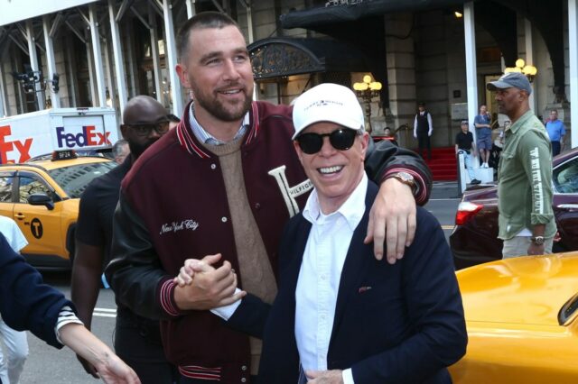 Travis Kelce e Tommy Hilfiger se encontram durante o set de uma sessão de fotos em Nova York.