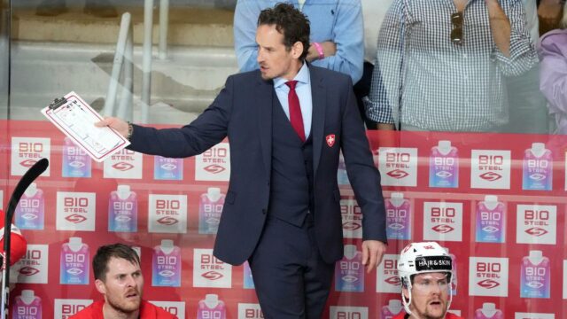 Treinador de hóquei no gelo demitido por usar certificado falso Treinador de hóquei no gelo demitido por usar certificado falso de vacina COVID-19 nas Olimpíadas de Inverno