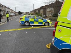 Três escolas foram bloqueadas enquanto a polícia iniciava uma caça ao homem armado após o tiroteio Três escolas foram bloqueadas enquanto a polícia iniciava uma caça ao homem armado após o tiroteio