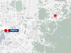 Três mortos após carro bater em árvore em Perth Três mortos após carro bater em árvore em Perth