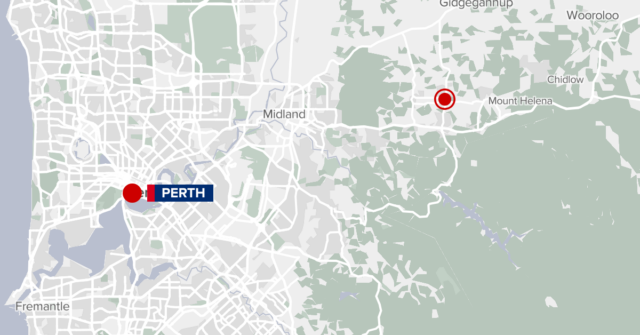 Três mortos após carro bater em árvore em Perth Três mortos após carro bater em árvore em Perth
