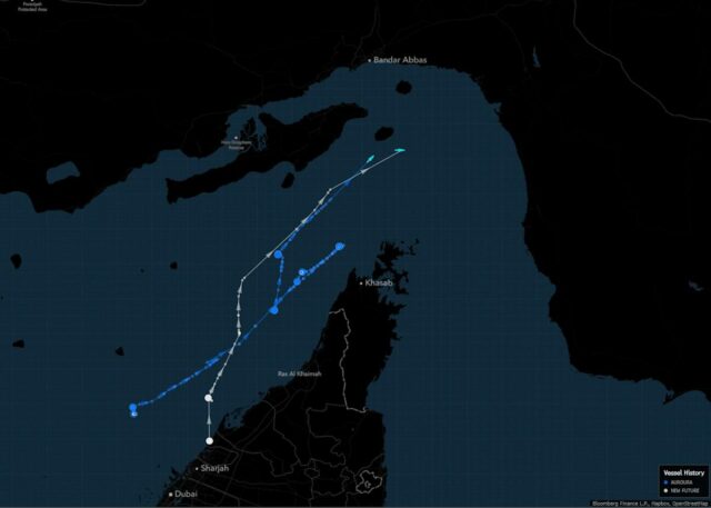 Três petroleiros tentam trânsito em Hormuz após bloqueio de bandeiras dos EUA
