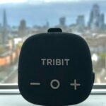 Análise do Tribit Stormbox Micro 3 | Palestrante fotografado tendo como pano de fundo o horizonte de Londres