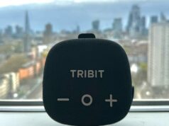 Tribit StormBox Micro 3: Meu alto-falante de viagem favorito ficou melhor e mais barato Análise do Tribit Stormbox Micro 3 | Palestrante fotografado tendo como pano de fundo o horizonte de Londres