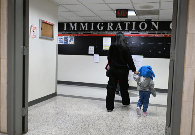 Um desenho animado de Mike Luckovich.