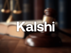 Tribunal de apelações apóia Kalshi contra Nova Jersey enquanto o caso do Arizona adiciona nova pressão O tribunal de apelações apóia Kalshi contra Nova Jersey enquanto o caso do Arizona adiciona nova pressão. Imagem conceitual do caso jurídico Kalshi mostrando martelo e balança representando a decisão do tribunal dos EUA sobre mercados de previsão e regulamentação de apostas esportivas
