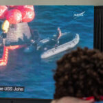 Tripulação Artemis II da NASA extraída da cápsula após retorno à Terra