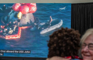 Tripulação Artemis II da NASA extraída da cápsula após retorno à Terra Tripulação Artemis II da NASA extraída da cápsula após retorno à Terra