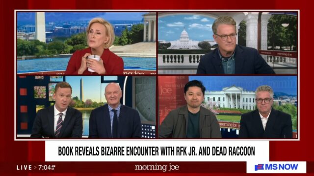 Tripulação de 'Morning Joe' enojada com o incidente com o O secretário de Defesa dos EUA, Pete Hegseth, fala durante uma entrevista coletiva no Pentágono em 2 de março de 2026. (Brendan Smialowski/AFP via Getty Images)