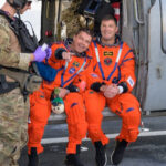 Tripulação do Artemis II vista na nave de recuperação após o retorno da missão lunar