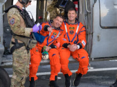 Tripulação do Artemis II vista na nave de recuperação após o retorno da missão lunar Tripulação do Artemis II vista na nave de recuperação após o retorno da missão lunar