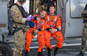 Tripulação do Artemis II vista na nave de recuperação após o retorno da missão lunar Tripulação do Artemis II vista na nave de recuperação após o retorno da missão lunar