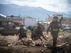 Tropas israelenses matam suspeito de terrorismo que cruzou a linha de trégua no Líbano, violando o cessar-fogo de 10 dias As tropas da Brigada Givati conduzem operações terrestres direcionadas na área de Al-Khiyam, no sul do Líbano.