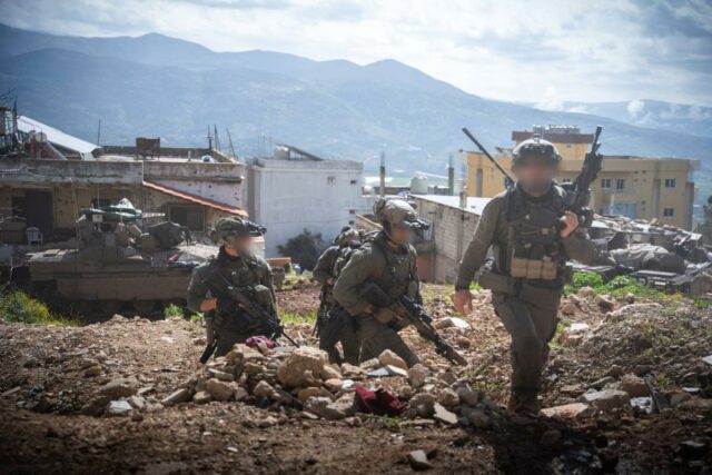 As tropas da Brigada Givati ​​​​conduzem operações terrestres direcionadas na área de Al-Khiyam, no sul do Líbano.