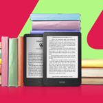 Dois modelos mais antigos de leitores eletrônicos Amazon Kindle, um deles com teclado físico, exibidos contra um fundo geométrico azul claro.