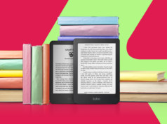 Troquei o Kindle por um e-reader melhor há um ano e recomendo a todos Dois modelos mais antigos de leitores eletrônicos Amazon Kindle, um deles com teclado físico, exibidos contra um fundo geométrico azul claro.