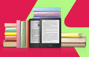 Troquei o Kindle por um e-reader melhor há um ano e recomendo a todos Dois modelos mais antigos de leitores eletrônicos Amazon Kindle, um deles com teclado físico, exibidos contra um fundo geométrico azul claro.