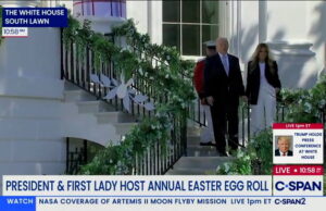 Trump, 79 anos, agarra-se a Melania pela querida vida nos degraus da Casa Branca Yahoo news home