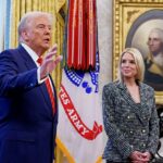 Donald Trump, acompanhado pela recém-empossada procuradora-geral dos EUA, Pam Bondi, fala com um membro da mídia no Salão Oval da Casa Branca em 5 de fevereiro de 2025