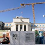 O presidente Donald Trump e o presidente do Federal Reserve, Jerome Powell, usam capacetes e examinam um documento.