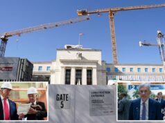 Trump DOJ abandonando investigação criminal do presidente do Fed, Jerome Powell, sobre renovações do banco central O presidente Donald Trump e o presidente do Federal Reserve, Jerome Powell, usam capacetes e examinam um documento.