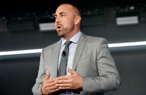 Trump Media & Technology Group nomeia ex-executivo do Hulu Kevin McGurn CEO interino O presidente dos EUA, Donald Trump, responde a perguntas durante uma coletiva de imprensa realizada na Casa Branca em 20 de fevereiro de 2026 em Washington, DC