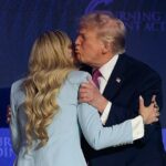 O presidente Donald Trump (à direita) dá um abraço e um beijo em Erika Kirk (à esquerda) ao chegar na sexta-feira à Dream City Church em Phoenix, Arizona, para o evento Turning Point USA 'Build the Red Wall'