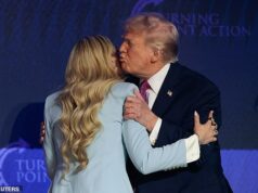 Trump abraça Erika Kirk em um momento comovente enquanto ele fala no comício Turning Point… poucos dias depois de ela ter faltado ao evento com JD Vance O presidente Donald Trump (à direita) dá um abraço e um beijo em Erika Kirk (à esquerda) ao chegar na sexta-feira à Dream City Church em Phoenix, Arizona, para o evento Turning Point USA 'Build the Red Wall'