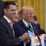 A guarda de Minnesota, Amaya Battle, dribla na quadra durante o primeiro tempo do Sweet 16 do torneio de basquete universitário da NCAA contra a UCLA, sexta-feira, 27 de março de 2026, em Sacramento, Califórnia (AP Photo / Sara Nevis)