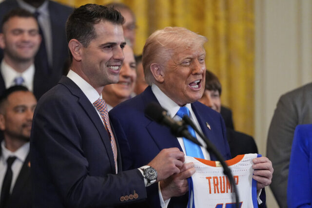 Trump acha que controlar os esportes universitários será um golpe A guarda de Minnesota, Amaya Battle, dribla na quadra durante o primeiro tempo do Sweet 16 do torneio de basquete universitário da NCAA contra a UCLA, sexta-feira, 27 de março de 2026, em Sacramento, Califórnia (AP Photo / Sara Nevis)