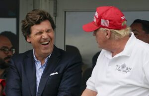 Trump admite que seus apoiadores de direita são ‘malucos’ O teórico da conspiração de direita Alex Jones retorna ao tribunal federal para uma audiência diante de um juiz de falências na sexta-feira, 14 de junho de 2024, em Houston. Espera-se que o juiz decida se deve liquidar os ativos de Jones para ajudar a pagar os US$ 1,5 bilhão que ele deve por suas falsas alegações de que o tiroteio na escola primária Sandy Hook foi uma farsa. (Foto AP / David J. Phillip)